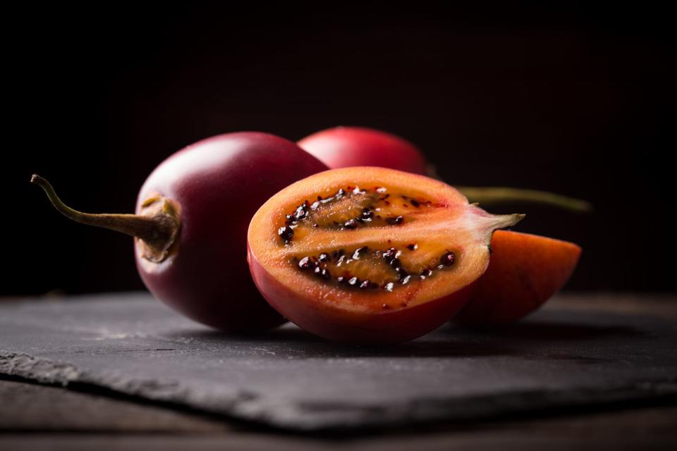 Mit der Tomate sowie der Kartoffel verfügt die Tamarillo über vergleichsweise ungewöhnliche Verwandtschaftsverhältnisse. Die auch Baumtomate genannte und als Vitamin-C-Bombe bekannte Frucht steht für einen leicht bitteren, herben Geschmack. Vorsicht beim Kauf: Falls die Schale noch grünlich gefärbt ist, fehlt es der Tamarillo wohl noch an Reife. (Bild: iStock / peterzsuzsa)