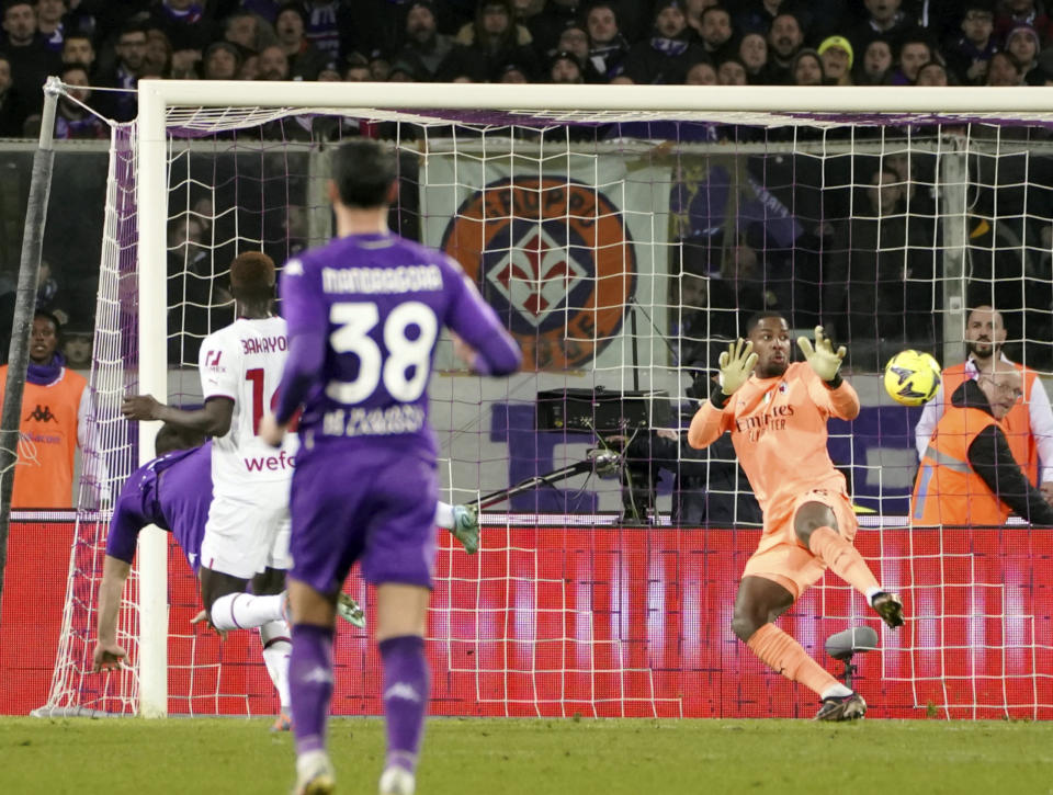 Luka Jovic, de la Fiorentina, anota ante el Milan, en un encuentro de la Serie A italiana, disputado el sábado 4 de marzo de 2023 (Marco Bucco/LaPresse via AP)