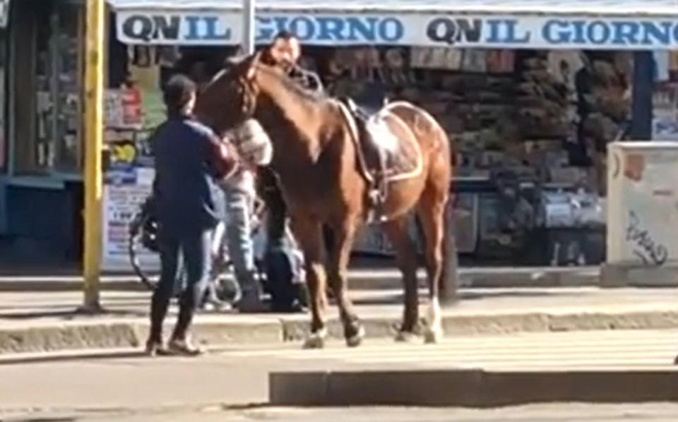 Coronavirus, due ragazze passeggiano con un cavallo a Milano