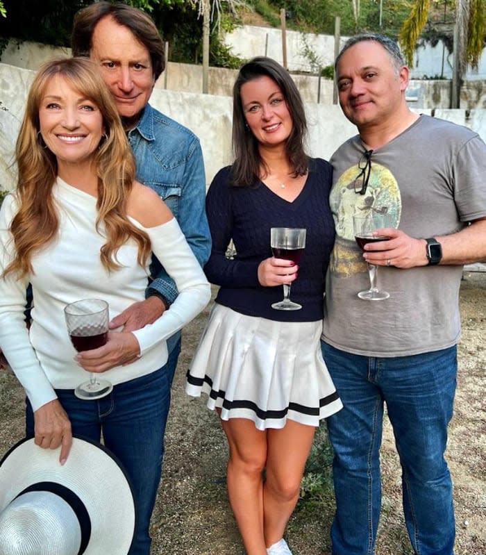 La actriz Jane Seymour con John Zambetti y unos amigos