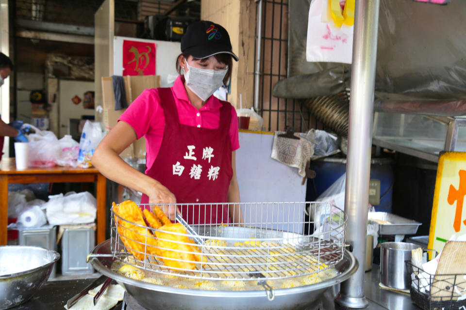 正牌白糖粿攤是高雄排隊名店，除了白糖粿外，其他多種炸物點心，也都是銅板價。