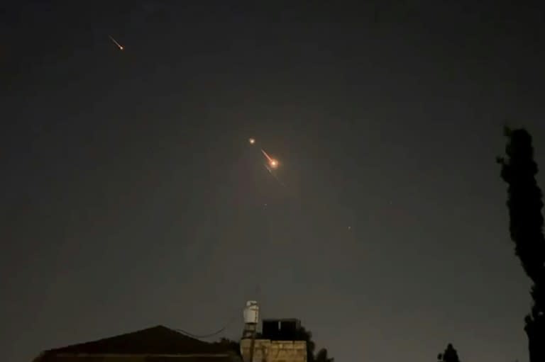Explosiones iluminan el cielo de Jerusalén durante los ataques iraníes contra Israel, en esta toma de pantalla de AFPTV del 14 de abril de 2024 (-)