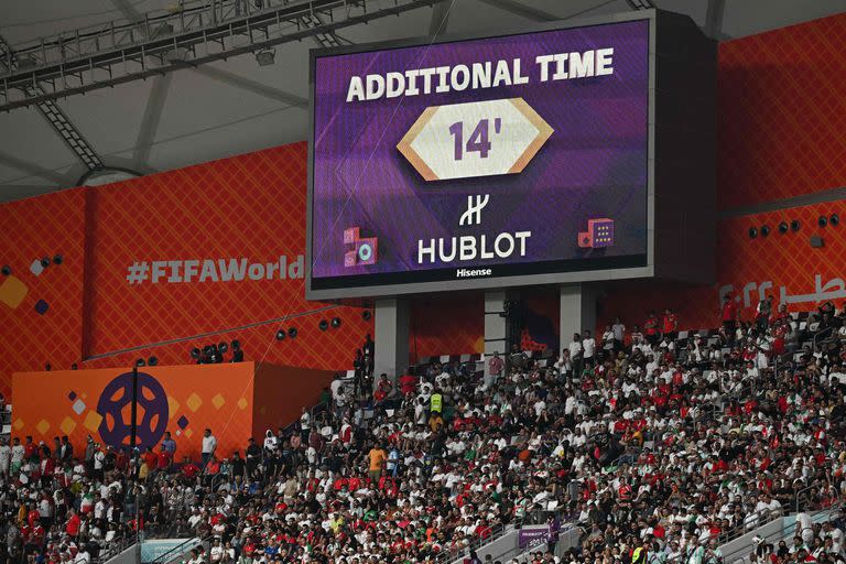 Un tablero muestra el tiempo adicional durante el partido del Grupo B de la Copa Mundial Qatar 2022 entre Inglaterra e Irán, en Doha, el 21 de noviembre pasado