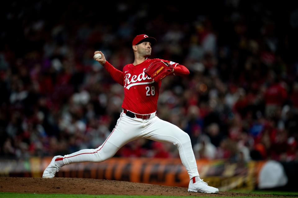 Nick Martinez bridged the gap between starter Graham Ashcraft and closer Alexis Diaz Saturday night with three shutout innings.