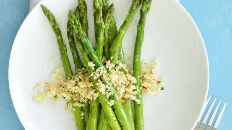 Steamed asparagus with cheese topping