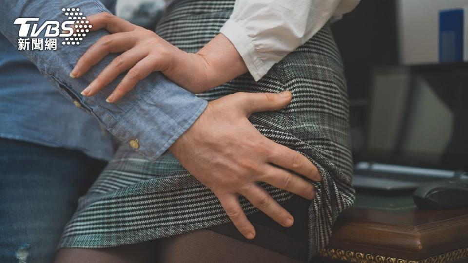 女員工目睹已婚老闆和人妻秘書在辦公室激戰。（示意圖／Shutterstock達志影像）