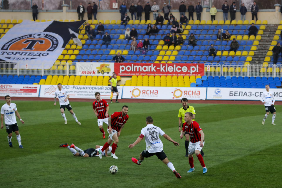 En esta foto del viernes 27 de marzo de 2020, los jugadores de los clubes Torpedo-BelAZ Zhodino y Belshina de la liga de fútbol de Bielorrusia disputan un partido en Zhodino, Bielorrusia. (AP Foto/Sergei Grits)