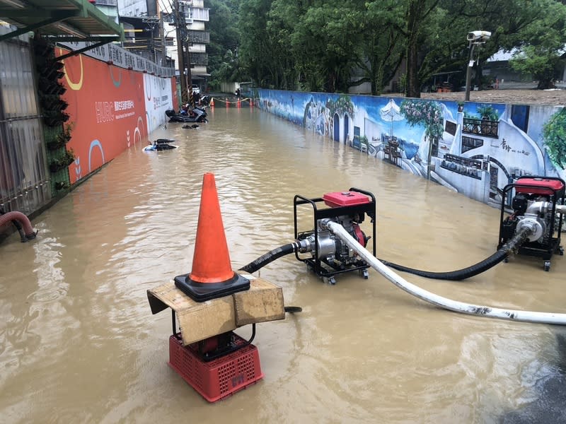 鋒面通過大雷雨  新北多區開設強化三級應變 受鋒面通過影響，中央氣象署18日清晨針對北北基桃 等縣市發布「大雷雨即時訊息」，新北市多區開設強 化三級應變，監控雨勢及災情，圖為汐止區崇德國小 前，汐止區公所以抽水機持續排水。 （新北市消防局提供） 中央社記者楊侃儒傳真  113年4月18日 