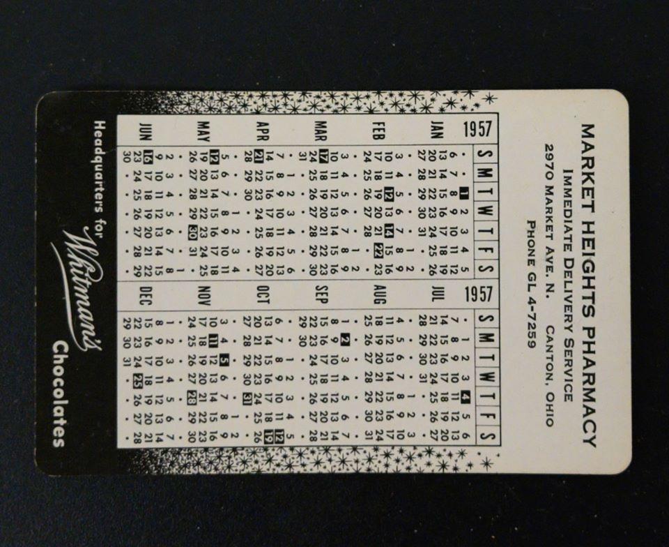 También guardaba varios calendarios de 1957, año en el que perdió el bolso en el colegio. (Foto: Facebook / <a href="http://www.facebook.com/NCCSvikings/photos/a.229493767250325/1271918973007794/?type=3&theater" rel="nofollow noopener" target="_blank" data-ylk="slk:North Canton City Schools;elm:context_link;itc:0;sec:content-canvas" class="link ">North Canton City Schools</a>).