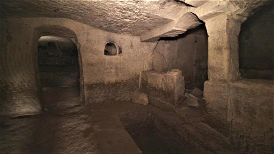 Dentro de la cueva funeraria.