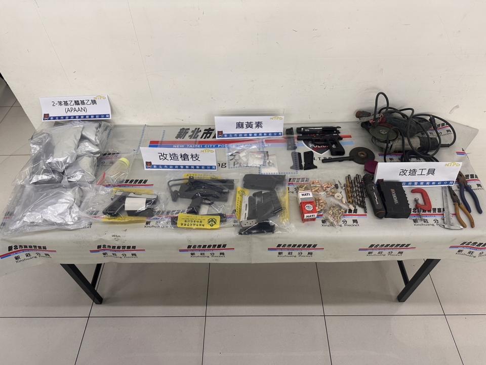 新莊警查獲毒品原料及改槍器具。（記者徐煜勝翻攝）