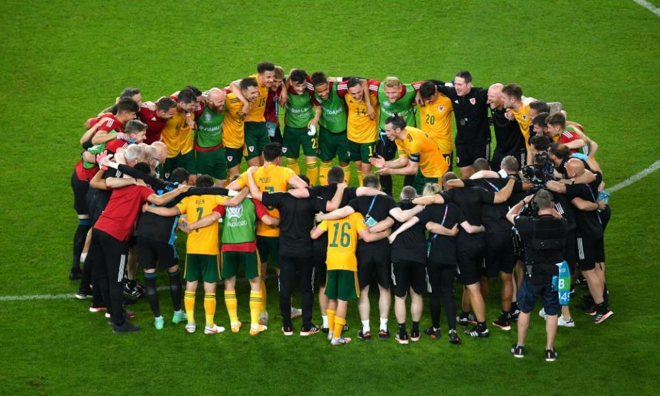 Gareth Bale addresses his Wales teammates after their victory against Turkey.