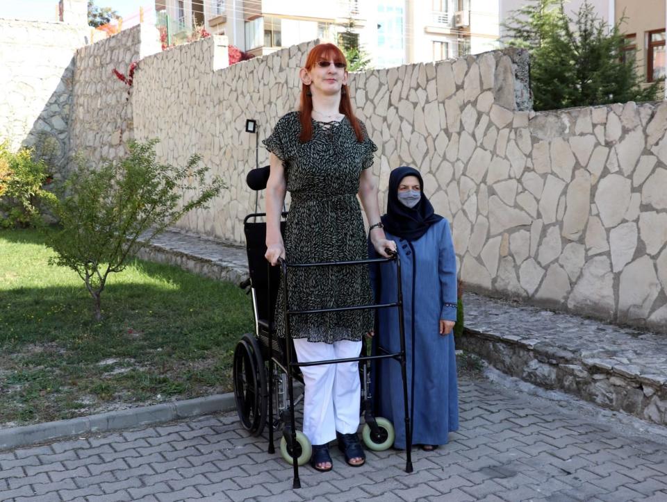 Die 25-jährige Türkin Rumeysa Gelgi ist 215,16 Zentimeter groß. Sie gilt offiziell als die größte lebende Frau der Welt. Sie wohnt im Bezirk Safranbolu in der türkischen Stadt Karabuk.  - Copyright:  Orhan Kuzu/Anadolu Agency, Getty Images