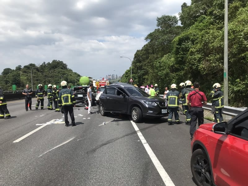 台北市警消13日下午報，國道3號北上16.8公里處，發生1輛水泥預拌車及4輛自小客車追撞，男童重傷不治，釀1死4傷。 