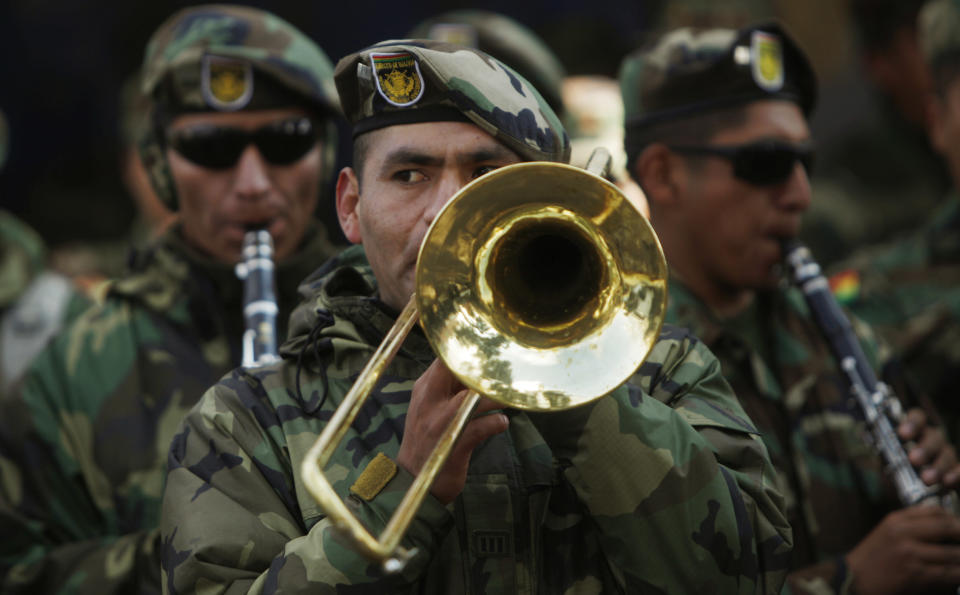 un músico militar toca la trompeta en una nueva marcha de protesta castrense en La Paz, Bolivia, el jueves 24 de abril de 2014. (AP Photo/Juan Karita)