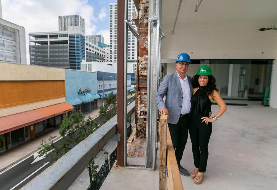 El director administrativo de Time Century, Ronald Obadiah, y la vicepresidenta, Rafaela Levy-Obadiah, son fotografiados en el interior del centro joyero Time Century en construcci&#xf3;n en el downtown de Miami, Florida, el martes 5 de abril de 2022.