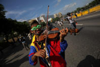 <p>An opposition supporter plays the violin during a rally against President Nicolas Maduro in Caracas, Venezuela, May 18, 2017. (Photo: Carlos Barria/Reuters) </p>