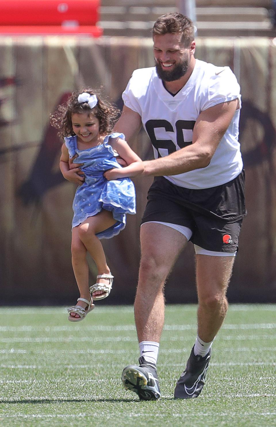 Cleveland Browns defensive end Chase Winovich plays with his goddaughter Arabelle Armaly 5, after minicamp workouts on Thursday, June 16, 2022 in Cleveland, Ohio, at FirstEnergy Stadium.