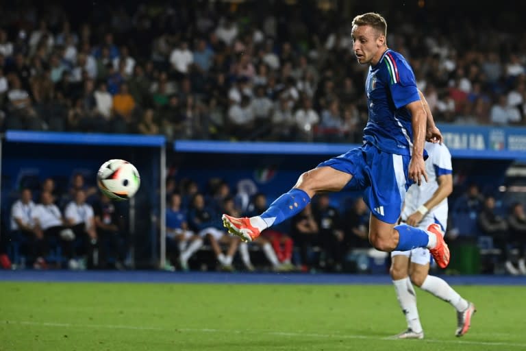 El centrocampista Davide Frattesi marca el primer gol de Italia en el partido amistoso de fútbol contra la visitante Bosnia-Herzegovina, en Empoli, el 9 de junio de 2024 (Isabella Bonotto)