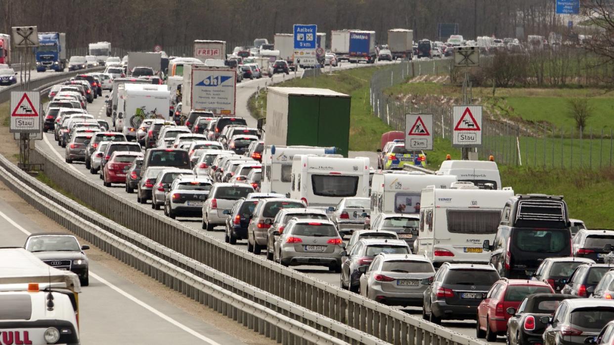 Zu Beginn der Osterferien müssen Autofahrer mit Staus rechnen. Mit der richtigen Planung, können Hauptreisezeiten jedoch umgangen werden. Foto: Danfoto