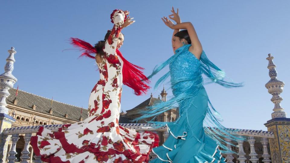 Dos bailaoras de flamenco en la Plaza de España de Sevilla.