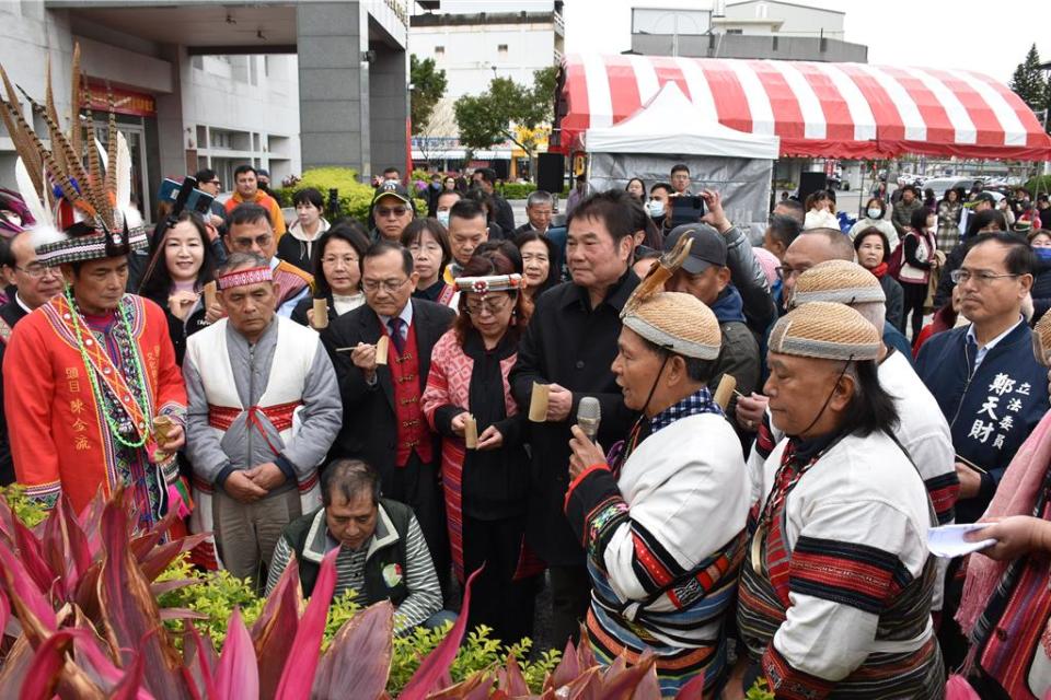 苗栗縣政府「原住民族及族群發展處」1日上午揭牌成立，由泰雅族、賽夏族及阿美族等3族長老與苗栗縣長鍾東錦共同祈福祭拜祖靈。（謝明俊攝）