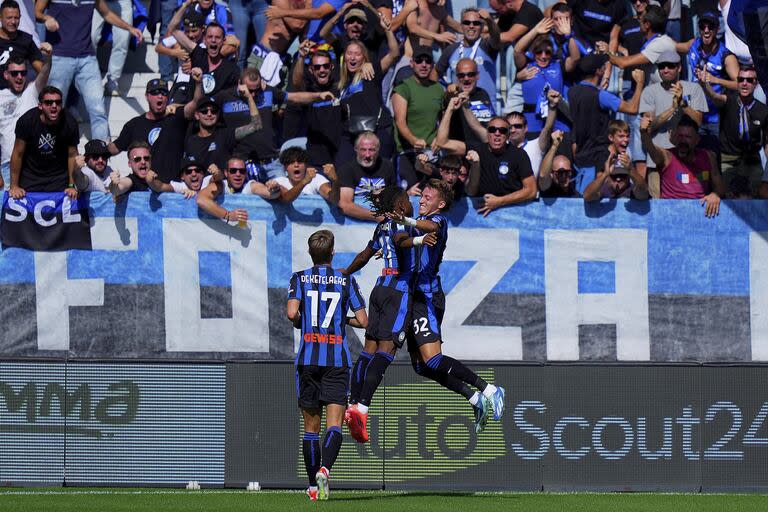 Mateo Retegui celebra su gol de cabeza en la victoria de Atalanta sobre Fiorentina por 3-2. (Spada/LaPresse via AP)