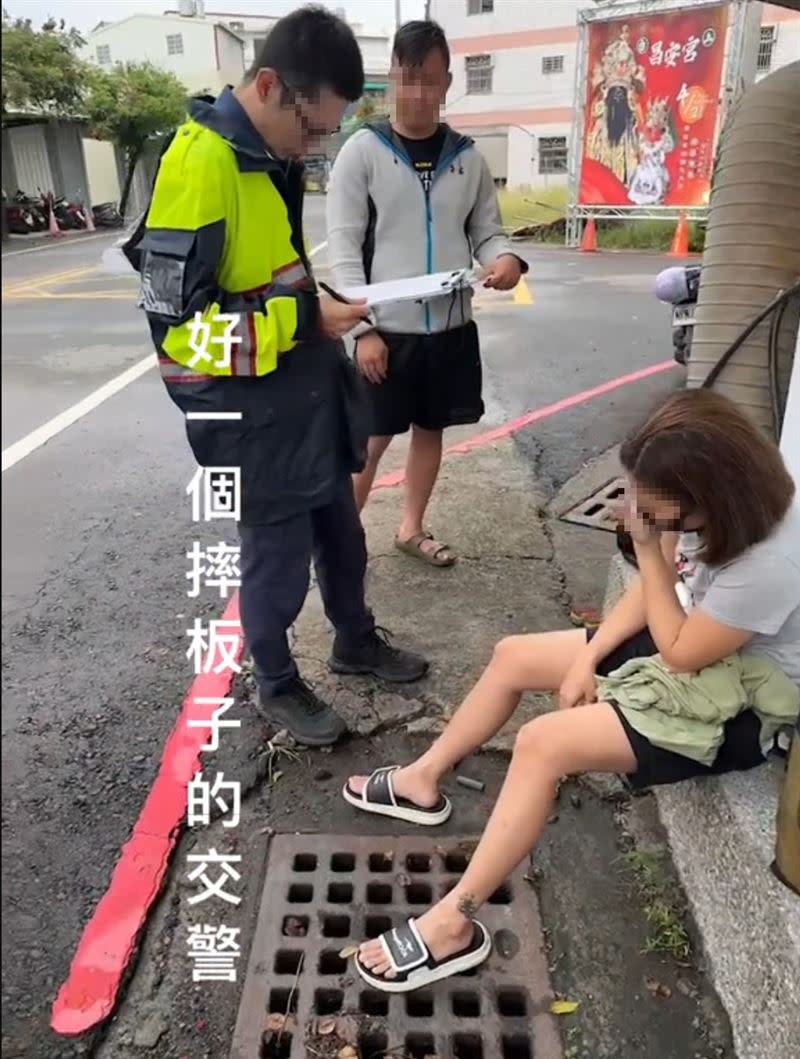 李女車禍在路邊等待員警處理，豈料竟遭到摔作業板。（圖／翻攝社會事新聞影音）