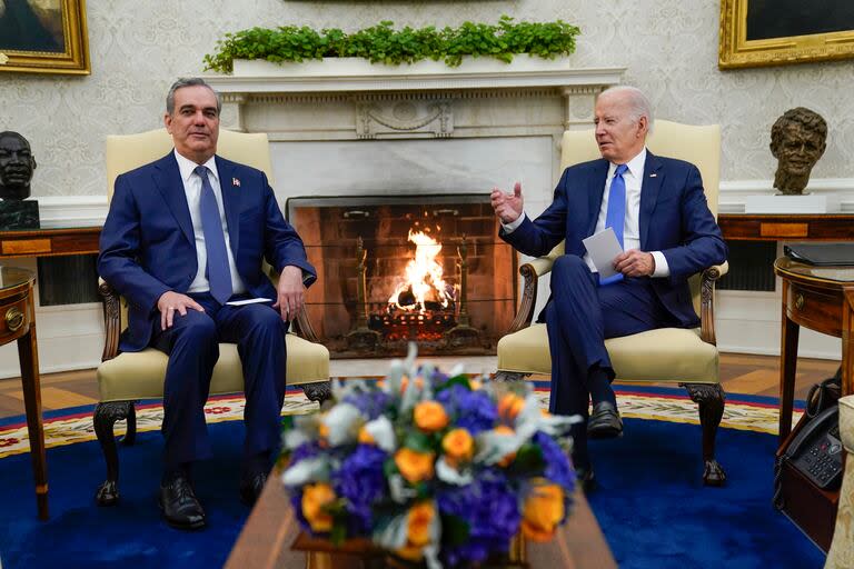 El presidente de Estados Unidos, Joe Biden, se reúne con su homólogo de República Dominicana, Luis Abinader, en la Oficina Oval, en la Casa Blanca, Washington, el 2 de noviembre de 2023. (AP Foto/Evan Vucci)