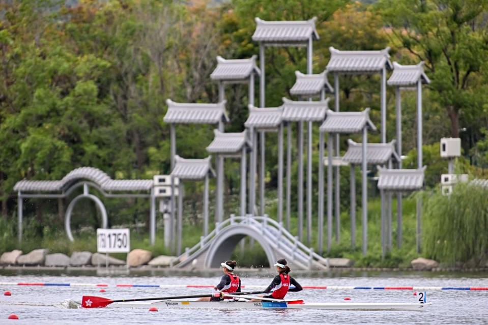 張海琳（右） / 梁瓊允出戰女子雙人單槳無舵艇賽事，賽道沿岸有美景相伴。（圖：港協暨奧委會）