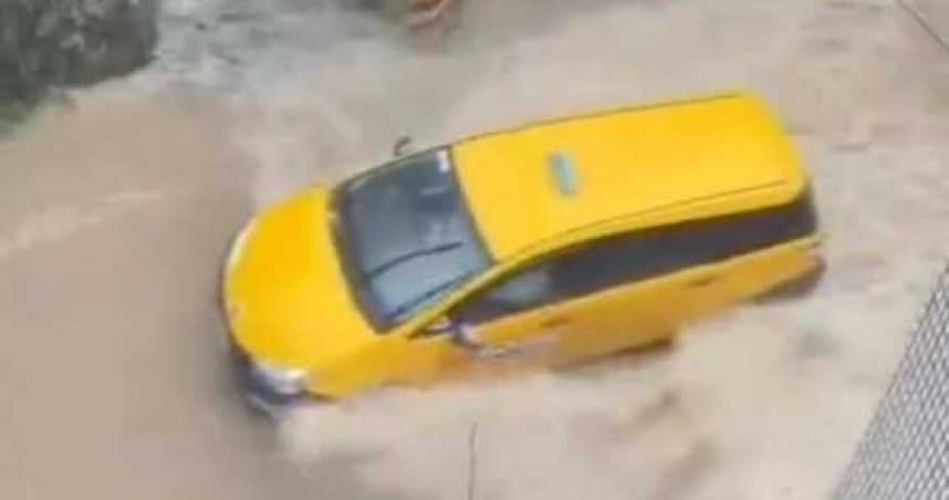 新北市永業路因大雨成河，水淹超過半個輪胎。（圖／翻攝畫面）