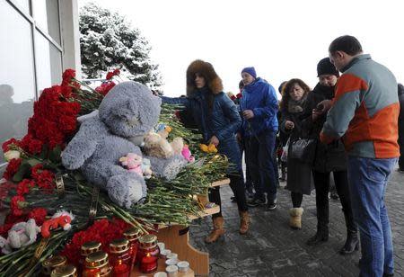 People place flowers, candles and toys in memory of the victims of the crashed Boeing 737-800 flight FZ981 operated by Dubai-based budget carrier Flydubai, outside the airport of Rostov-On-Don, Russia, March 19, 2016. REUTERS/Sergei Pivovarov