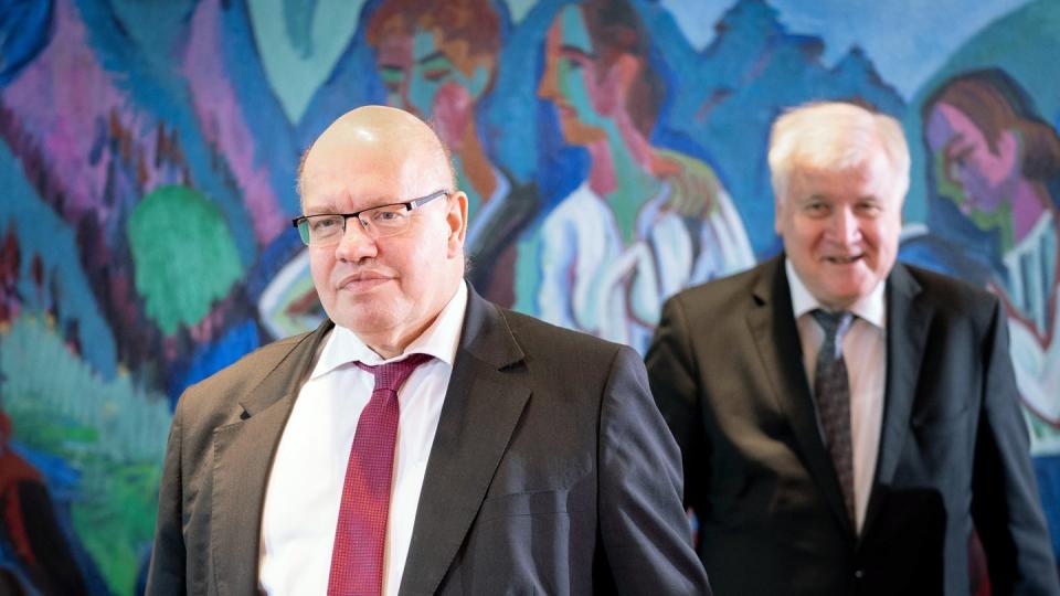 Sieht für die Wirtschaft in Deutschland wieder eine etwas rosigere Entwicklung: Bundeswirtschaftsminister Peter Altmaier, CDU - hier mit Bundesinnenminister Horst Seehofer (re, CSU).