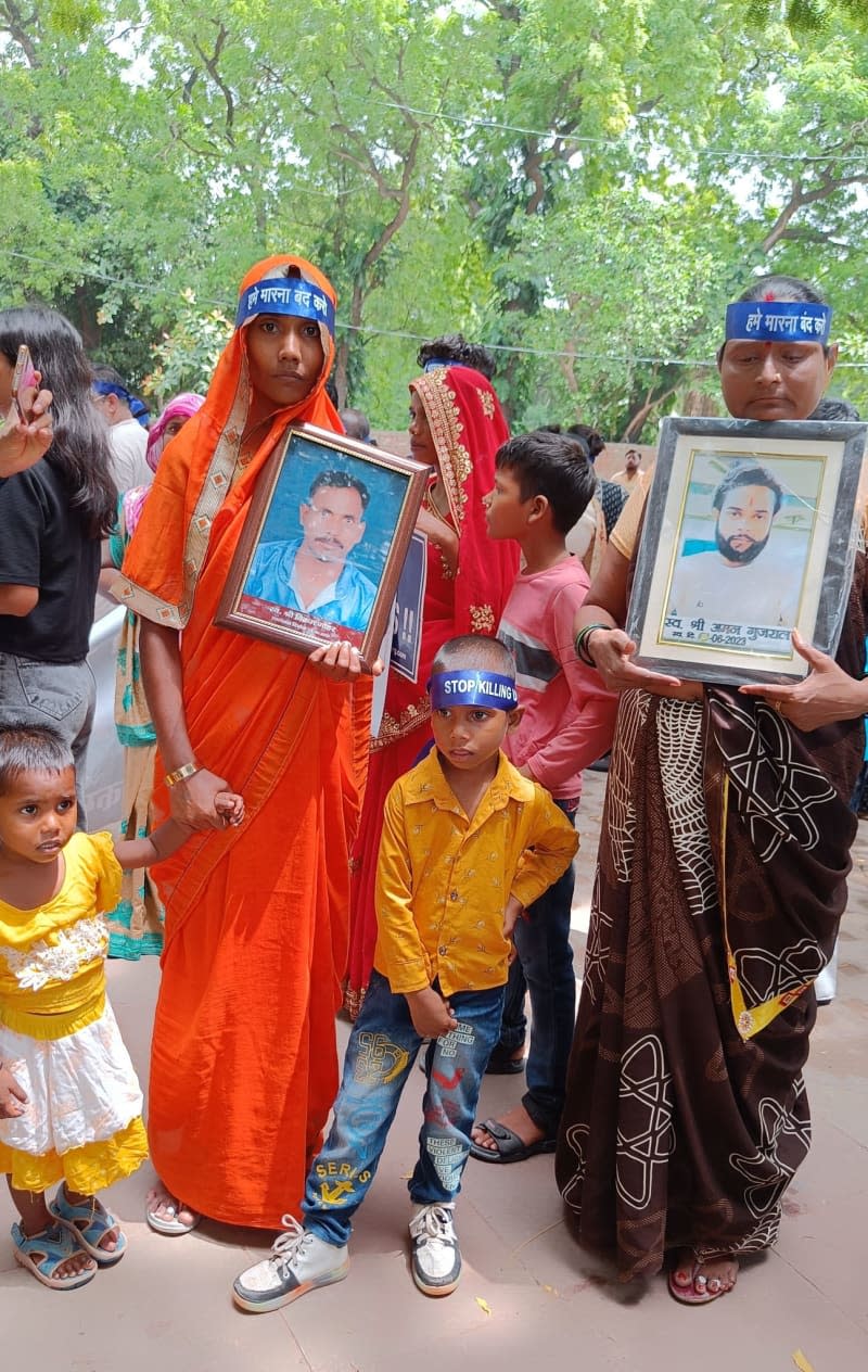 Suman (l) takes part in a protest in New Delhi. Her husband Vikram, 26, and another man, Aman, 24, died of asphyxiation while cleaning a sewer in the city of Gwalior in central India in June 2023. Sunrita Sen/dpa