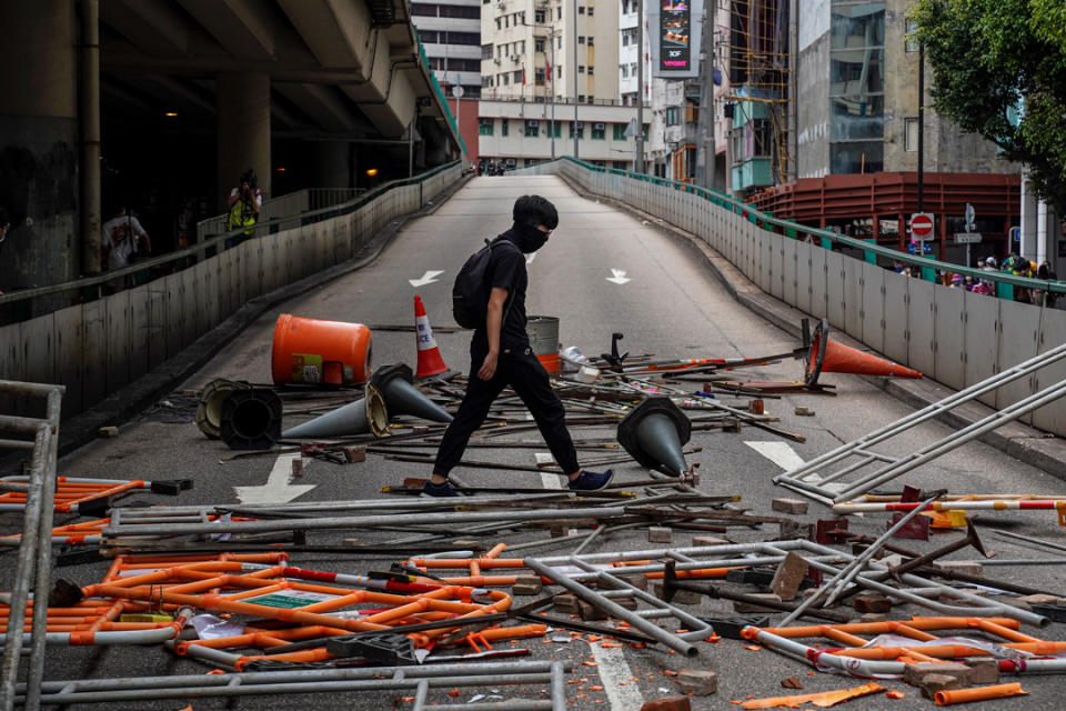 2020年5月24日，市民在香港島一帶發起反對國安法及國歌法遊行，示威者以雜物擺設路障。