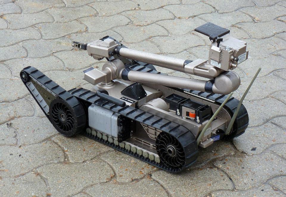 Robot de desactivación de explosivos iRobot PackBot 510 del Ejército Español. <a href="https://commons.wikimedia.org/wiki/File:IRobot_PackBot_510_E.T..JPG" rel="nofollow noopener" target="_blank" data-ylk="slk:Wikimedia commons;elm:context_link;itc:0;sec:content-canvas" class="link ">Wikimedia commons</a>