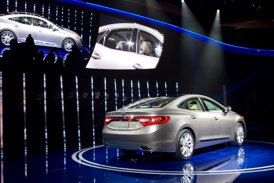 <h2 class="desc">In an aesthetic departure from the previous generation, the 2012 Hyundai Azera adopts the Fluidic Sculpture design language seen in the Hyundai Sonata. It comes with the new "Lambda II" direct-injected V-6 that's good for 293 horsepower and 293 ft-lbs of torque.</h2>