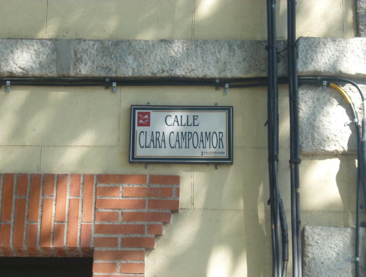 Cervantes, el nombre más conmemorado en el callejero español, tiene 1940 calles. Clara Campoamor es recordada en 478 calles. En la imagen, en Collado Villalba (Madrid). <a href="https://commons.wikimedia.org/wiki/File:Calle_Clara_Campoamor.jpg" rel="nofollow noopener" target="_blank" data-ylk="slk:Wikimedia Commons / Sabbut;elm:context_link;itc:0;sec:content-canvas" class="link ">Wikimedia Commons / Sabbut</a>, <a href="http://creativecommons.org/licenses/by-sa/4.0/" rel="nofollow noopener" target="_blank" data-ylk="slk:CC BY-SA;elm:context_link;itc:0;sec:content-canvas" class="link ">CC BY-SA</a>
