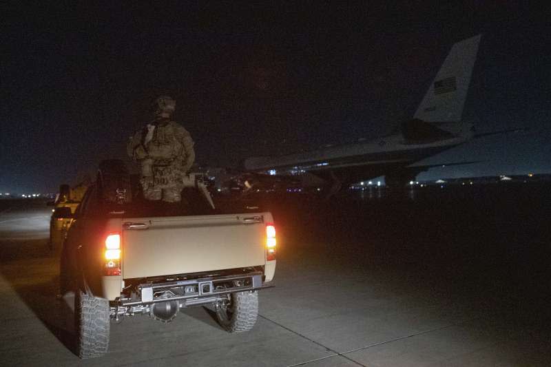 美國總統川普28日忽然突然造訪阿富汗，慰問當地美軍（美聯社）