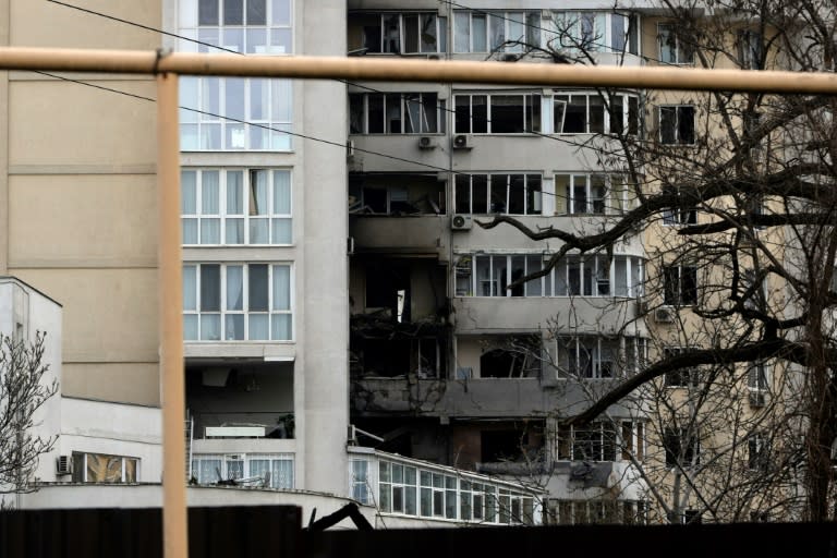 Un immeuble endommagé après un tir de missile dans la ville ukrainienne d'Odessa, le 23 avril 2022 (AFP/Oleksandr GIMANOV)