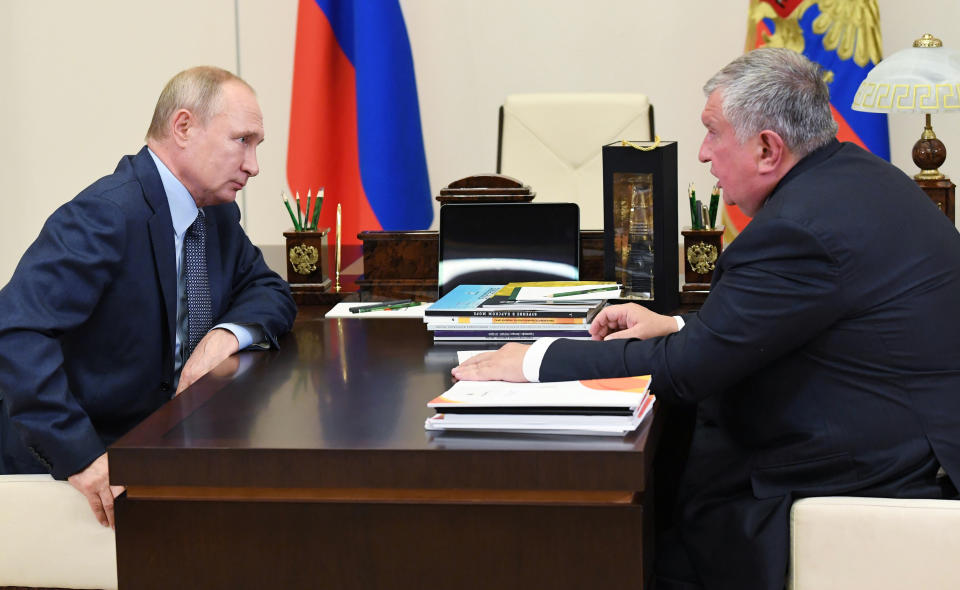 Wladimir Putin bei einem Treffen mit Rosneft-Chef Igor Setschin.