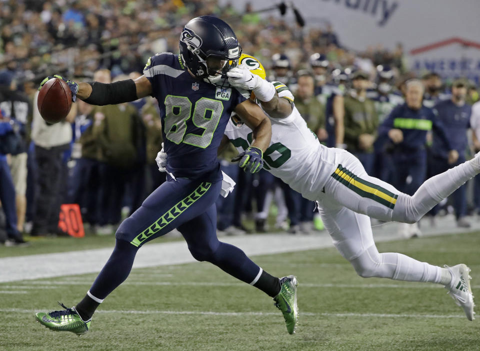 Doug Baldwin scores in a huge win for the Seahawks over the Packers. (AP)
