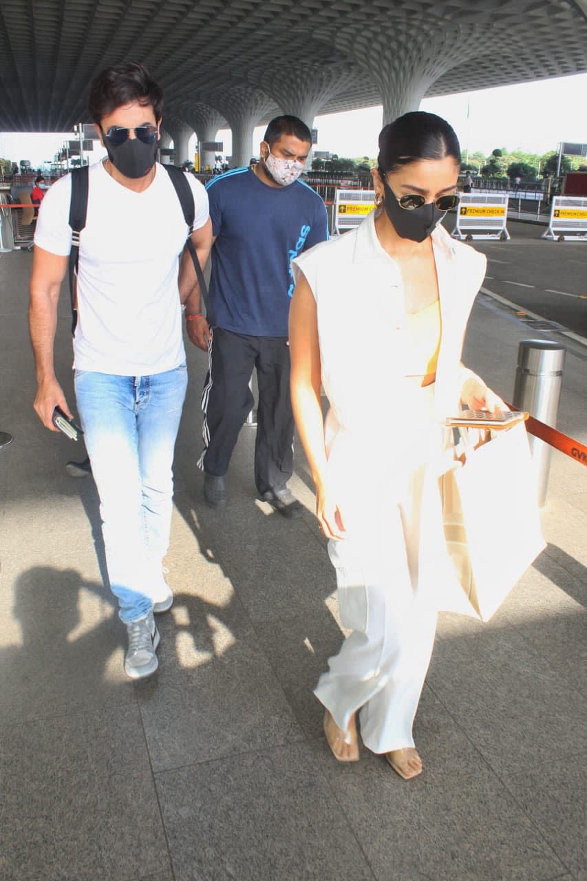 <div class="paragraphs"><p>Alia Bhatt and Ranbir Kapoor clicked at the airport. </p></div>