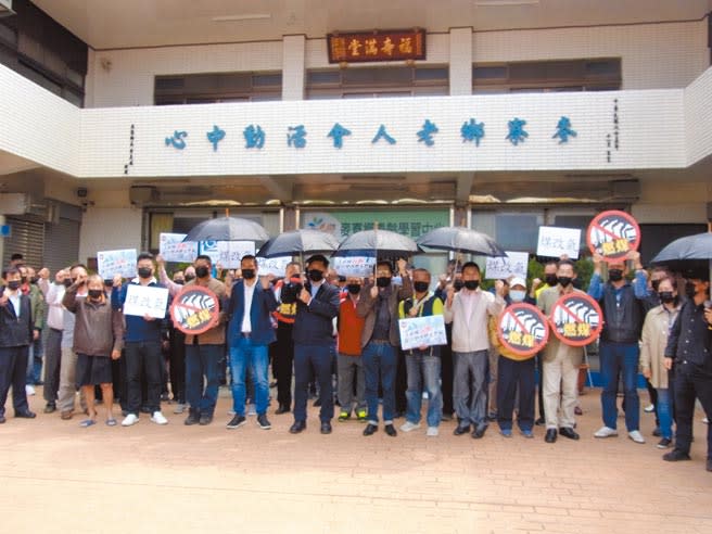 環保團體與學者在雲林縣麥寮鄉發起「土炭換瓦斯，促台塑改燃天然氣」連署活動，訴求打造無煤家園。（張朝欣攝）