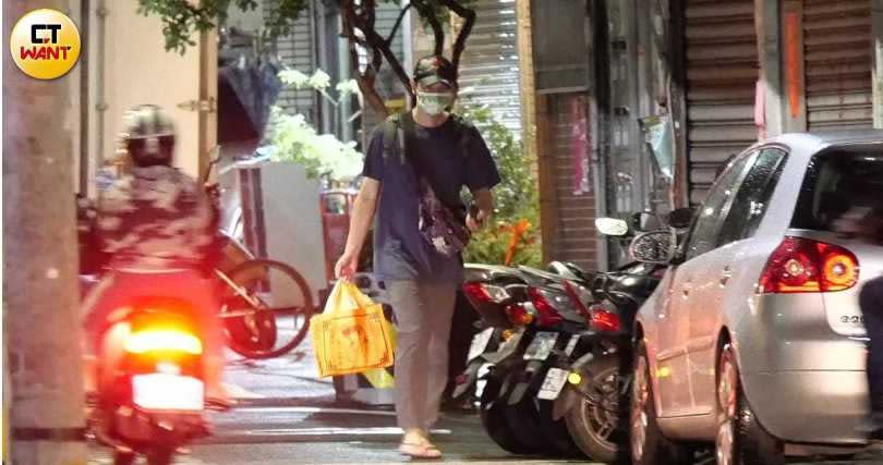 日前張勛傑被本刊再度直擊，在林韋君生日當天，前往女方居住的社區幫慶生。（圖／本刊攝影組）