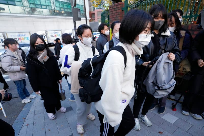 ▲韓國首爾補習街驚傳「毒飲料」詐騙案件，受害學生與家長紛紛報案後，警方鎖定中國電信詐騙集團。（圖／美聯社／達志影像）