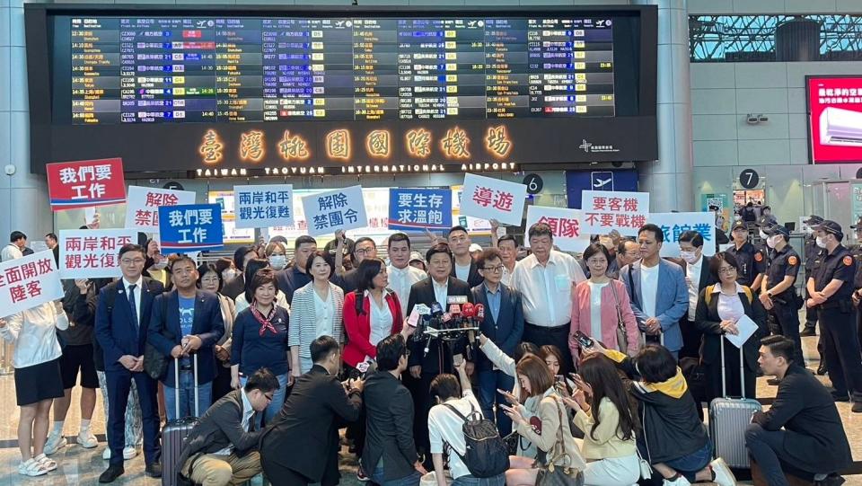 國民黨團總召傅崐萁率藍委前往中國訪問，於桃園機場受訪。傅崐萁辦公室提供