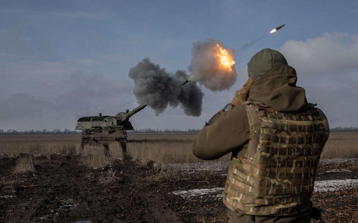 Ukrainian servicemen fire a German howitzer, nicknamed "Tina", near Bahmut - REUTERS/Marko Djurica