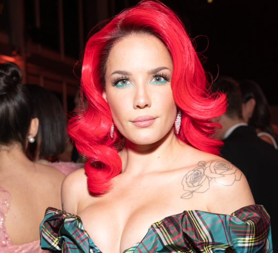 Halsey ist auf ihrem neuesten Zeitschriftencover kaum wiederzuerkennen. Foto: Getty