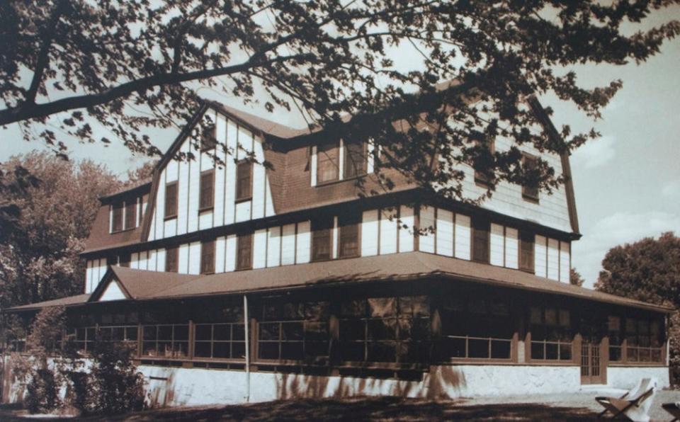 A 1946 photograph shows the original Seven Seas building, soon to become The Commodore.